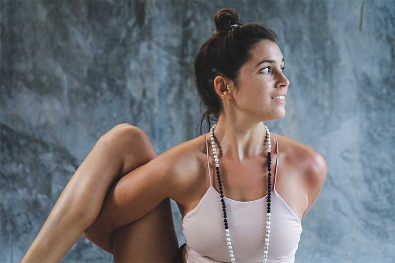 The traits of healthy people are clearly visible in the photo of a healthy woman with clear skin, bright eyes, and strong posture, symbolizing vitality, resilience, and overall well-being
